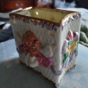 Vintage Porcelain Decorative Angel/Flowers Ceramic Hanging Pot / Trinket